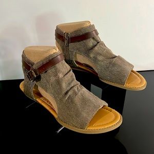 NWOT BLOWFISH MALIBU STYLISH SANDALS